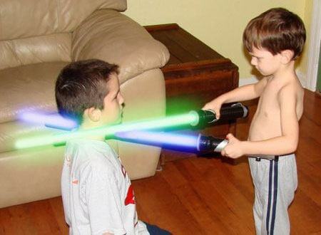 Nguy cơ bỏng mù mắt do chơi đồ chơi trẻ em có tia laser