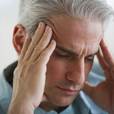 Người bệnh tăng huyết áp có thể thấy triệu chứng như đau đầu, hoa mắt, chóng mặt